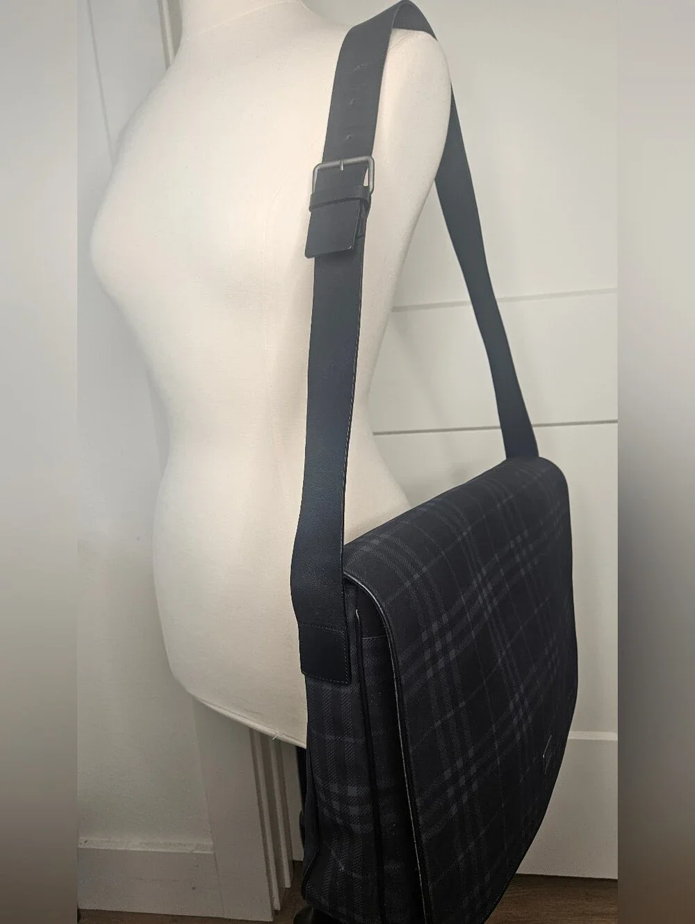 Authentic Burberry London Black Nova Check Messenger Crossbody Laptop Bag